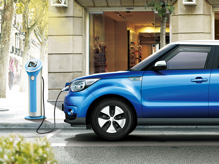 Een Kia Soul EV die wordt opgeladen bij een laadstation