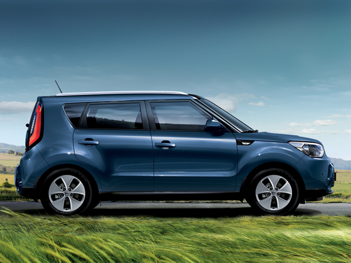 Un Kia Soul conduit par beau temps