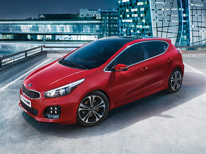 Une Kia cee'd GT Line stationnée sur le toit
