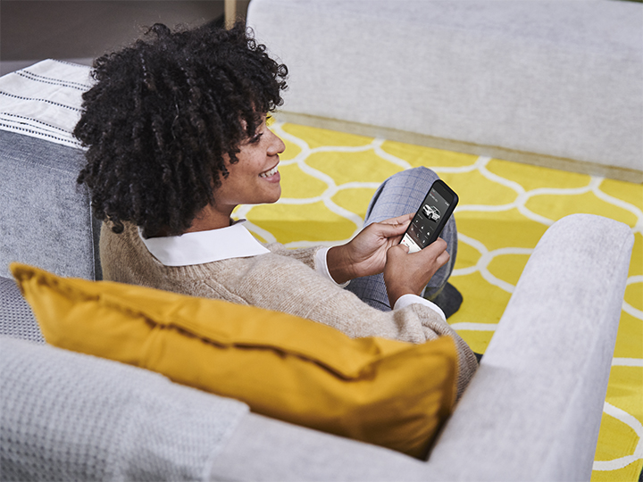 Man houdt smartphone met de MyKia-app vast