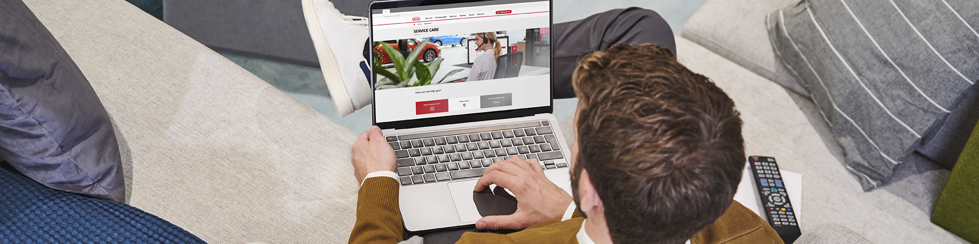 Een stel dat zittend op de bank een Kia-video bekijkt